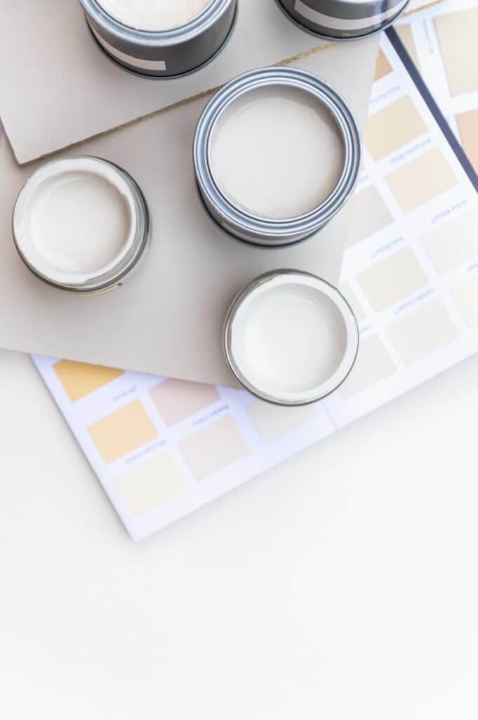 Peinture crème et beige : Choisir les bons échantillons. Échantillons de peinture ouverts et nuancier de couleurs neutres (crème, beige) pour la décoration intérieure et le choix de teinte.